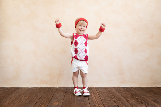 健康快乐的孩子在家玩肌肉玩耍锻炼