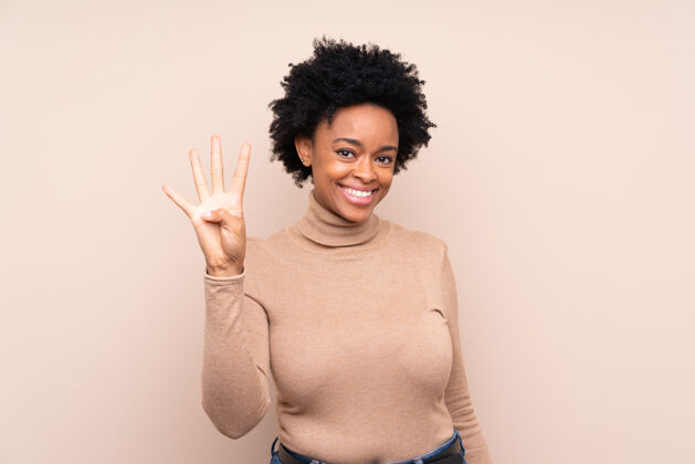 可爱非洲裔美国妇女快乐地用手指数着四个成人漂亮女人