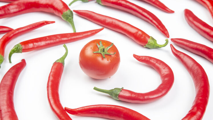 维生素红辣椒和白番茄背景.维生素蔬菜食品调味料有机配料