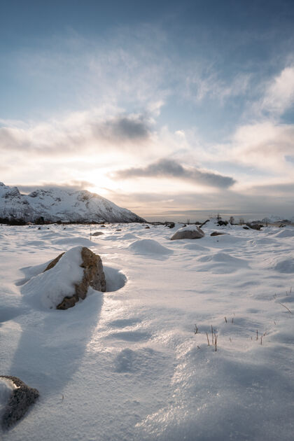 日落冬季风景优美日落时挪威的冬季景观星星极光水