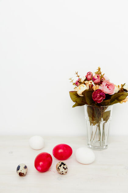 葉玻璃花瓶里的美麗花朵玫瑰花瓶鵪鶉蛋