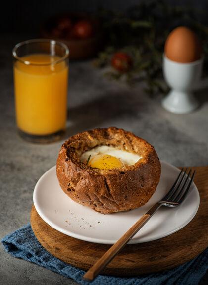 面包烤鸡蛋早餐加鸡蛋和橙汁面包早餐餐