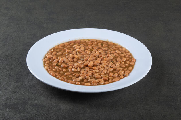 传统黑桌子上有豆子的餐盘菜肴食物盘子食物