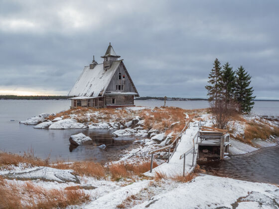 教在拉博乔斯托罗夫斯克的俄罗斯村庄 冬天的雪景和岸边的真实的电影房子一个为电影拍摄而建的木制小教堂探索极简主义降雪