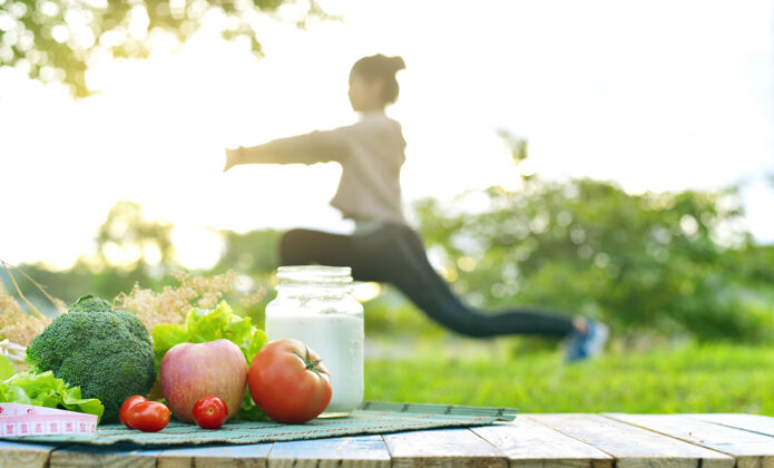 人几种水果蔬菜健康食品和瑜伽锻炼生活方式健康的生活方式水果早晨