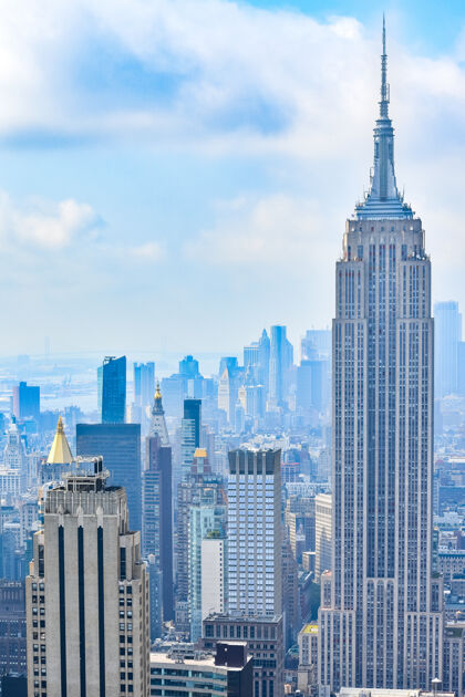 纽约市在阳光明媚的日子里俯瞰纽约城的标志性景观摩天大楼之间的阳光和多云的背景旅游概念纽约 美国全景曼哈顿塔