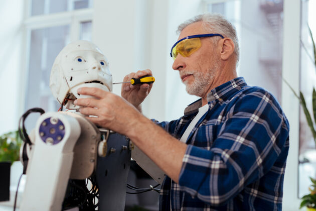 二进制科学项目认真的智能工程师在工作时制造机器人机器人男性仪器