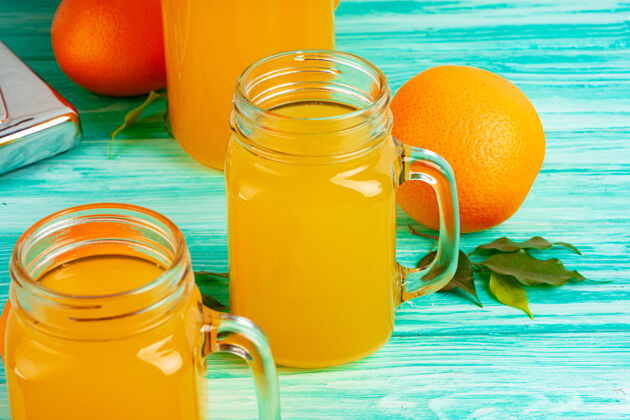 水果绿色木桌上的橙汁玻璃杯新鲜榨汁健康