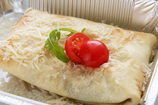 美食把食物放在锡箔盒里带走白木面包卷 蔬菜 樱桃番茄和芝麻菜美味晚餐自然