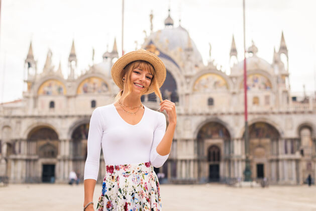 微笑年轻女孩在威尼斯游玩-在意大利旅游观光威尼斯最相关的地标-关于生活方式 旅游 旅游的概念人目的地年轻