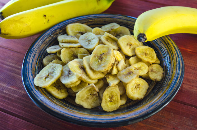 配料一碗香蕉片和新鲜香蕉自然串传统