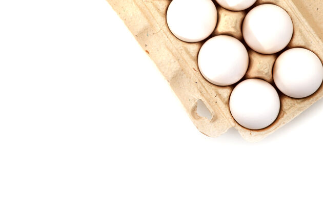 打开白色鸡蛋包装在白色隔离表面上包装水平纸箱