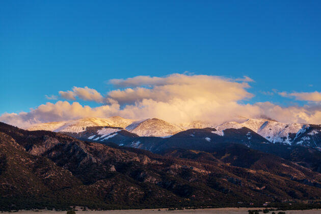 季节美国科罗拉多州落基山脉的山脉景观宽阔距离道路
