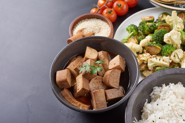 烹饪健康的有机豆腐和饭碗午餐晚餐素食