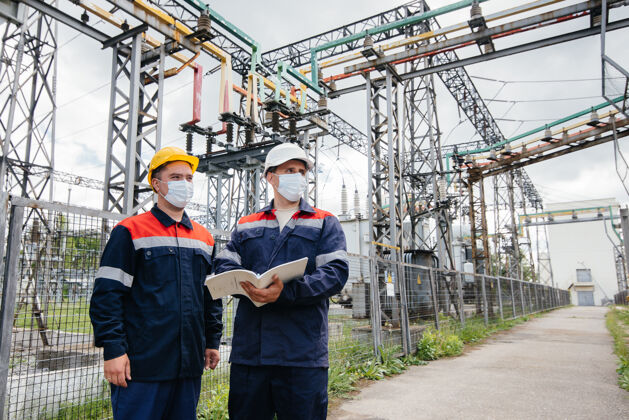电工工程师们对变电站的现代高压设备进行了一次勘察 在当时的潘多米娅能源工业防护恢复电缆电厂