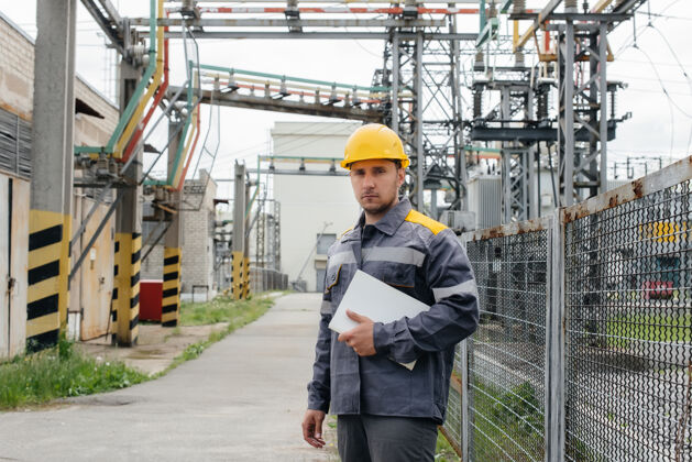 控制能源工程师检查变电站 电力工程 工业的设备成人恢复电压