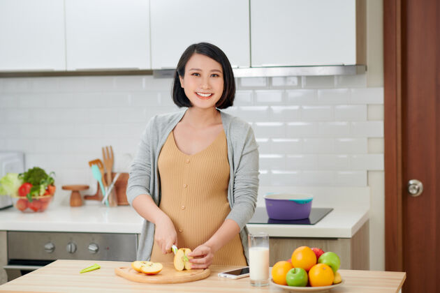 水果美丽的孕妇在厨房与健康的食物膳食新鲜怀孕