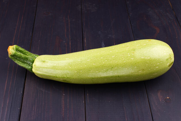 原料南瓜在黑暗的表面特写蔬菜小胡瓜有机