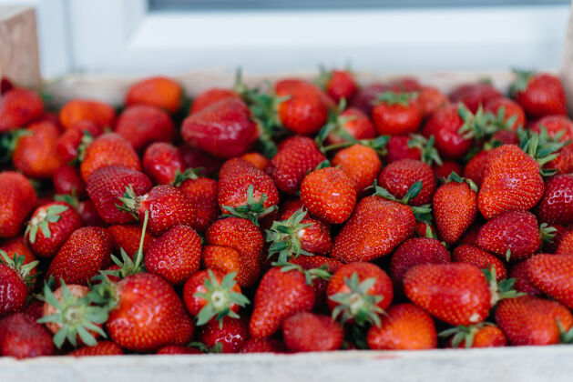 购物成熟新鲜草莓特写在一个容器出售健康饮食果园美味浆果