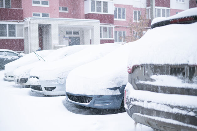 白天冬天汽车被雪覆盖 外面有暴风雨冰冻面积气候