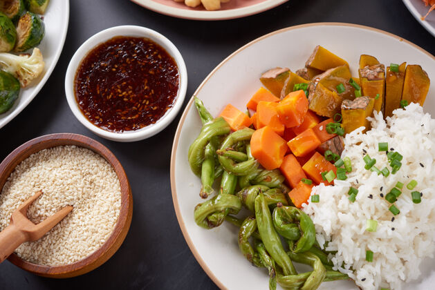 营养健康的有机豆腐和饭碗自制新鲜素食者