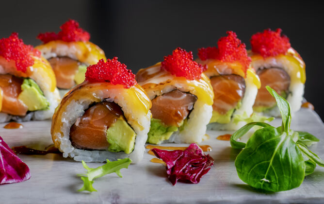 鳄梨加州鲑鱼卷 鳄梨卷 烤奶酪叶卷和托比科卷的特写镜头划船日本料理日本