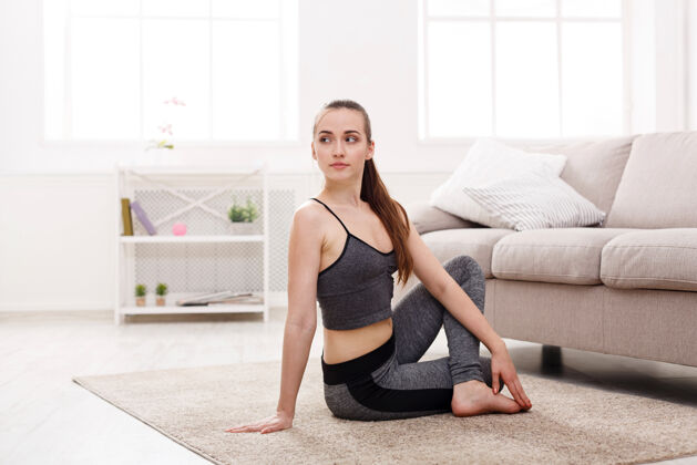 健康瑜伽在家女人伸展坐姿脊柱扭转姿势健康人白种人