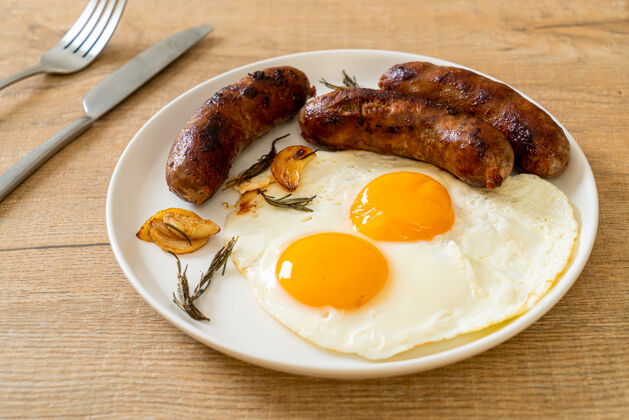 肉自制双煎鸡蛋配炸猪肉香肠-早餐特写营养火腿