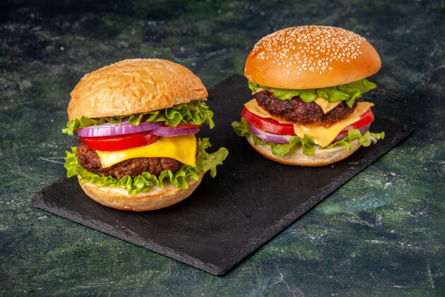 芝士汉堡上图是自制美味的三明治 在灰色模糊的黑板表面小吃面包奶酪
