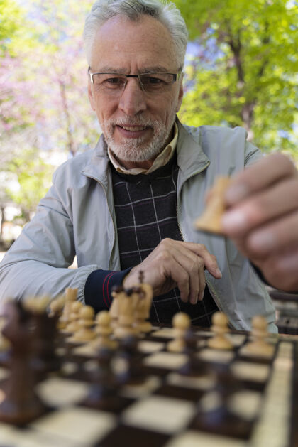 国际象棋中枪笑脸人下棋老年人老年人老年人