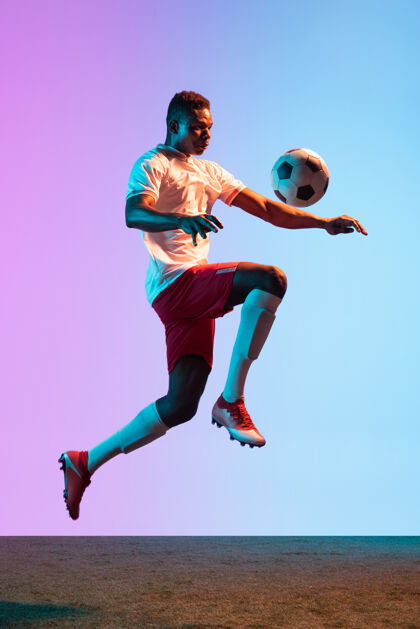年轻一个人职业足球运动员训练隔离在梯度墙上比赛衣服非洲