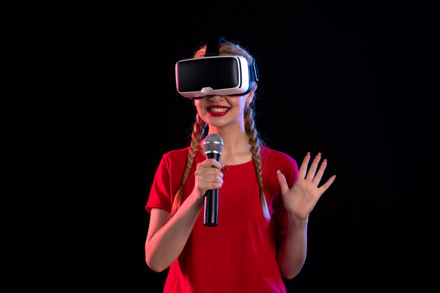 超声波在黑暗的超声波视觉上玩虚拟现实和唱歌的年轻女士的肖像表演演奏音乐家