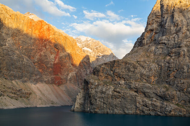 地毯美丽宁静的湖泊在梵山（帕米尔的分支）在塔吉克斯坦地形和平自然