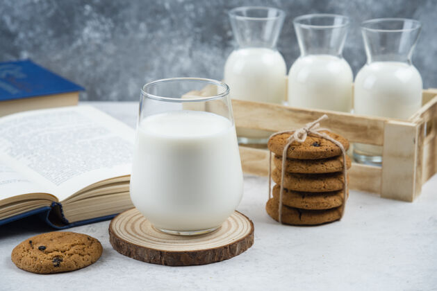 饼干美味的饼干加上一杯牛奶和一本书饼干糕点牛奶