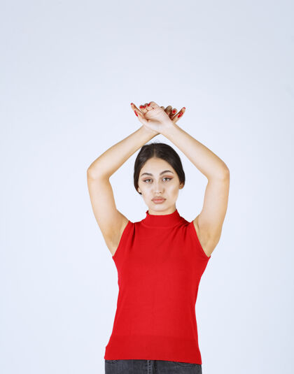 女性穿红衬衫的女孩摆出中性 积极和吸引人的姿势年轻年轻工人