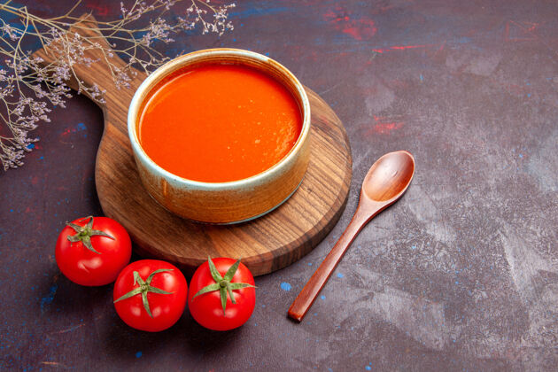 酱汁半俯视图美味的番茄汤与新鲜的番茄在黑暗的桌子上汤番茄菜餐酱新鲜的半顶桌子