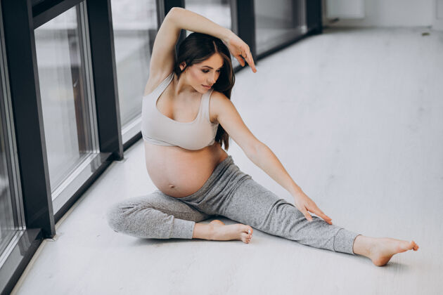 锻炼孕妇在家靠窗练瑜伽产妇普拉提运动
