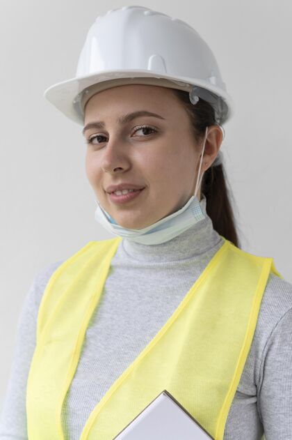 设备戴着特殊工业防护装备的女人雇员建筑女人