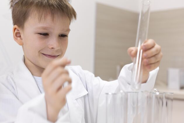 教育小男孩在学校做实验科学测试男孩