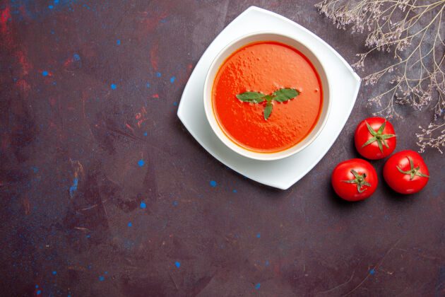 葉子俯瞰美味的番茄湯美味的菜單葉內板上的深色背景菜番茄醬色湯一餐晚餐碗食物