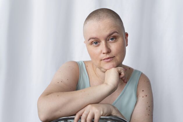 癌症年轻女子与癌症抗争疾病护理乳腺癌