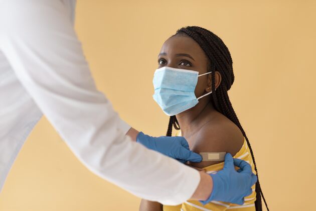 医学年轻女子正在近距离接种疫苗保健保健专业人士医学