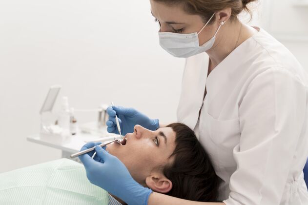 横向在牙医那里做手术的女病人工作过程正畸医生