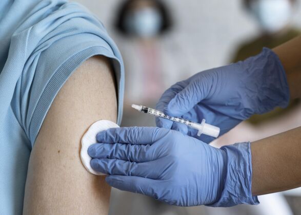 女性医生正在注射疫苗安全解毒剂水平