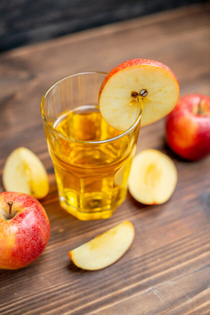 前前视图新鲜的苹果汁与新鲜的苹果在一个黑暗的照片颜色鸡尾酒果汁饮料饮食水果健康
