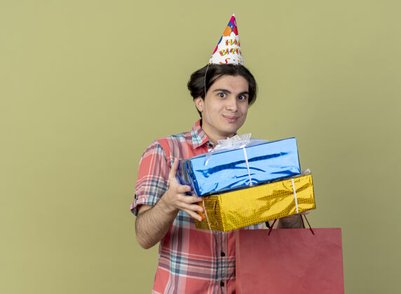 绿色高加索帅哥戴着生日帽 手里拿着礼品盒和购物袋男士购物生日