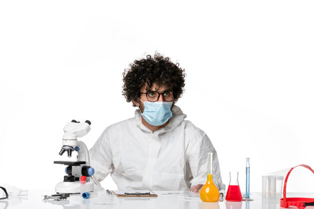 实验室外套男医生穿着防护服 戴着口罩 坐在白衣上工作工作口罩视野