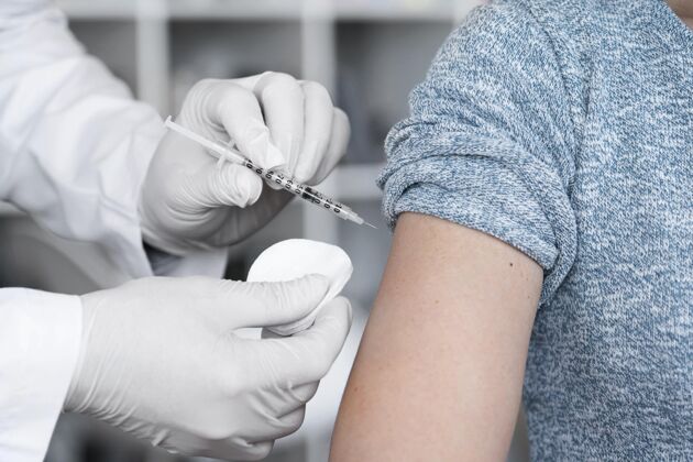 疫苗女人被医生注射了疫苗防护疫苗注射免疫