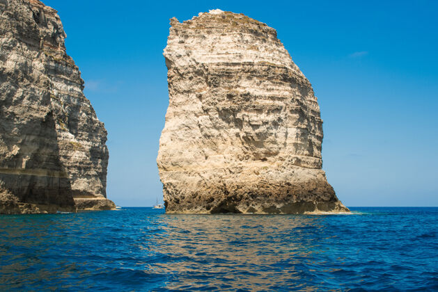 海洋在平静的海水中可以看到巨大的岩层海景平静岩石