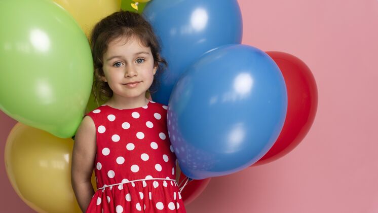 女孩笑眯眯的小女孩穿着红裙子庆祝生日青春孩子乐趣